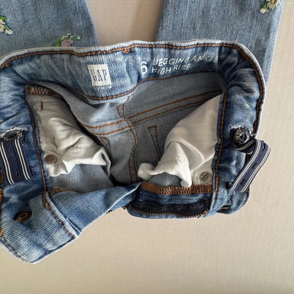 GAP Kids Begging Denim High Rise With Embroidered‎ Flowers - Size 6.